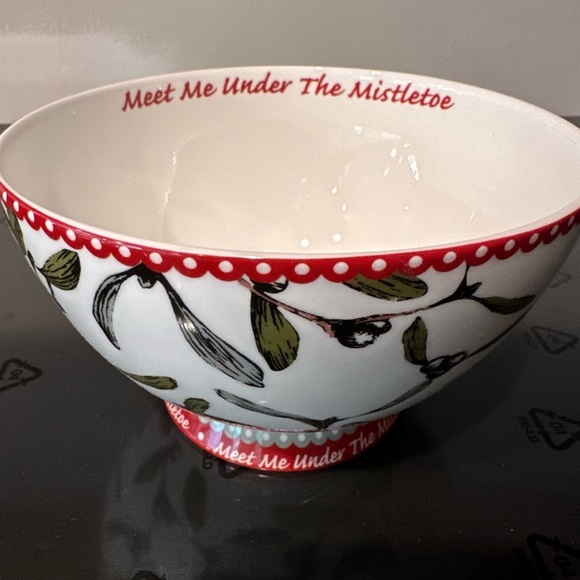 Large Porcelain Christmas Bowl "Meet me Under The Mistletoe" - Picture 1 of 5